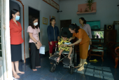 Chủ tịch UBND thị xã tặng quà trẻ khuyết tât, trẻ mồ côi