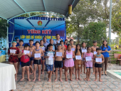 74 em thiếu niên nhi đồng hoàn thành khóa bơi phổ cập