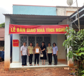 Bàn giao nhà tình nghĩa cho hộ bà Nguyễn Thị Huynh phường Hưng Chiến