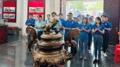 Đoàn khối doanh nghiệp tỉnh Bình Phước và Thành đoàn thành phố Cần Thơ viếng mộ 3000 người