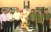Công an thị xã Bình Long thăm tặng quà các cơ sở tôn giáo nhân dịp Lễ Giáng sinh
