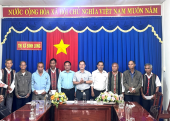 Ban dân tộc tỉnh Bình Phước thăm tặng quà già làng tiêu biểu tại Bình Long