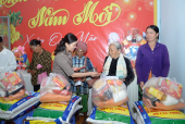 Phó Bí thư Thường trực Thị uỷ thăm, tặng quà  Tết Nguyên đán Quý Mão 2023 tại xã Thanh Lương