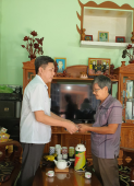 Bí thư Thị ủy Bùi Quốc Bảo thăm tặng quà gia đình chính sách