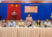 Phó Bí thư Thường trực Tỉnh ủy Huỳnh Thị Hằng thăm tặng quà tết các hộ chính sách, người nghèo Bình Long