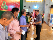 Đại biểu Quốc hội Nguyễn Tuấn Anh tặng quà Tết Quý Mão năm 2023 tại xã Thanh Phú