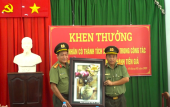 Hai CBCS Công an thị xã Bình Long được Giám đốc Công an tỉnh Đồng Tháp khen thưởng