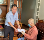Lãnh đạo thị xã Bình Long thăm tặng quà gia đình mắc bệnh hiểm nghèo