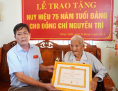 Bình Long: Trao huy hiệu 75 năm tuổi đảng cho đảng viên Nguyễn Trì