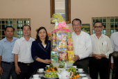 Lãnh đạo thị xã Bình Long thăm các chức sắc tôn giáo nhân dịp Lễ Phục sinh năm 2023