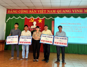 Thanh Lương trao thẻ BHYT cho hộ đòng bào Dân tộc thiểu số