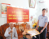 Bình Long: Trao huy hiệu 75 năm tuổi đảng cho đảng viên Bùi Thị Khiêm