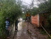 Lực lượng dân quân thường trực phường Phú Đức khắc phục hậu quả mưa lớn chiều ngày 01/7