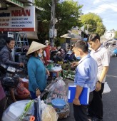 Phường An Lộc ra quân tuyên truyền vận động người dân ký cam kết không lấn chiếm lòng lề đường