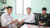 Lãnh đạo thị xã Bình Long thăm tặng quà gia đình chính sách xã Thanh Lương
