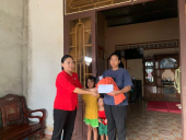 Hội Chữ thập đỏ thị xã trao tiền “Quỹ nhân đạo” thị xã cho gia đình khó khăn tại xã Thanh Lương