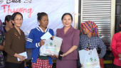 Trao tặng 150 phần quà Tết cho người nghèo phường Hưng Chiến