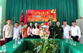 Phó Bí thư Thị ủy, Chủ tịch UBND thị xã Hoàng Thị Hồng Vân thăm chúc Tết các đồn biên phòng