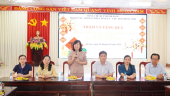 Phó Bí thư Thường trực Tỉnh ủy, Chủ tịch HĐND tỉnh Huỳnh Thị Hằng tặng quà tết người dân khó khăn