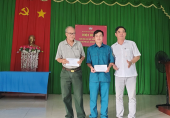Lãnh đạo phường Phú Đức thăm, tặng quà tết các đảng viên cao tuổi đảng và gia đình chính sách