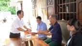 Phó chủ tịch UBND thị xã Nguyễn Anh Đức thăm tặng quà gia đình chính sách xã Thanh Lương