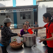 Hội Chữ Thập đỏ phường Phú Đức nấu cháo cho bệnh nhân tại Trung tâm y tế Thị xã Bình Long