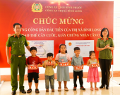 Công an thị xã Bình Long trao thẻ Căn cước cho các công dân đầu tiên