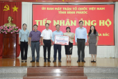 ỦY BAN MTTQ VIỆT NAM THỊ XÃ TRAO 1.875.311.389 ỦNG HỘ ĐỒNG BÀO BỊ ẢNH HƯỞNG BÃO SỐ 3 CHO UBMTTQ VIỆT NAM TỈNH BÌNH PHƯỚC