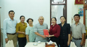 Chủ tịch UBND thị xã Hoàng Thị Hồng Vân thăm, tặng quà Đảng viên cao tuổi đảng nhân dịp giải phóng Miền nam