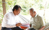 Phó Bí thư Thường trực Thị ủy Đỗ Minh Trung thăm, tặng quà đảng viên cao tuổi Đảng xã Thanh Lương