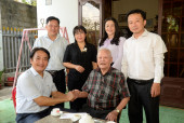 Phó Bí thư Thường trực Thị ủy thăm, tặng quà các đồng chí nguyên Thường trực Huyện – Thị ủy và đảng viên cao tuổi Đảng trên địa bàn phường Phú Thịnh, xã Thanh Phú