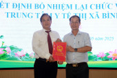 UBND thị xã Bình Long trao Quyết định bổ nhiệm lại chức vụ Giám đốc Trung tâm Y tế thị xã Bình Long
