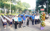 Thiếu nhi Bình Long viếng tượng đài Kim Đồng nhân dịp kỷ niệm 84 năm ngày thành lập Đội TNTP Hồ Chí Minh