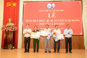 Đảng bộ xã Thanh Phú trao tặng Huy hiệu Đảng đợt 3/2 và 19/5 năm 2025
