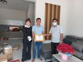 chủ tịch UBND phường Hưng Chiến   Nguyễn Mạnh Sâm trao giấy ghi nhận tấm laong2 vàng cho công ty BĐS Hưng Thịnh Land
