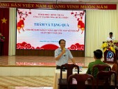 Tổ Đại biểu HĐND thị xã Bình Long tặng quà cho các hộ có hoàn cảnh khó khăn trên địa bàn phường Hưng Chiến.