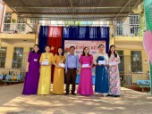 Ông Nguyễn Danh Bằng, Phó Chủ tịch UBND xã trao Giấy khen 05 giáo viên Chủ nhiệm giỏi cấp thị xã