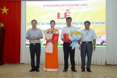 Phó Chủ tịch UBND thị xã Nguyễn Anh Đức trao Quyết định thầy Phạm Văn Hưng và cô Nguyễn Thị Quyên