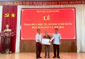 UV.BTV Thị ủy Nguyễn Anh Đức trao huy hiệu cao tuổi Đảng