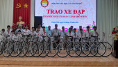 Lãnh đạo xã chụp hình trao xe cho các em học sinh