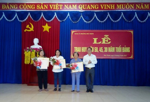 Phường Phú Thịnh trao huy hiệu 50, 45,30 năm tuổi Đảng cho 4 đảng viên
