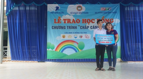 Chương trình chắp cánh ước mơ trao học bổng cho em Huỳnh Văn Thanh 111 triệu 400 ngàn đồng.