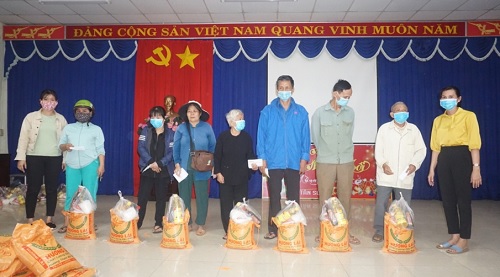 Hàng trăm phần quà được trao cho người nghèo phường An Lộc