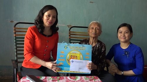 Hội Liên hiệp phụ nữ tỉnh, thị xã Bình Long tặng quà mẹ Việt Nam anh hùng và nữ kháng chiến