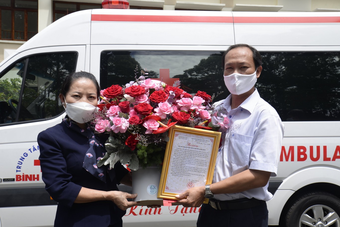 Chủ tịch UBND thị xã Bình Long Hoàng Thị Hồng Vân trao hoa, bảng tri ân đến Công ty IDICO CTCP