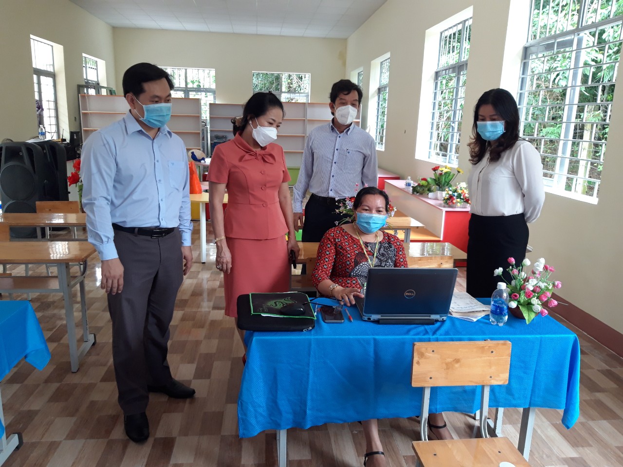 Chủ tịch UBND thị xã Bình Long kiểm tra việc giảng dạy trực tuyến tại trường Tiểu học Lê Văn Tám
