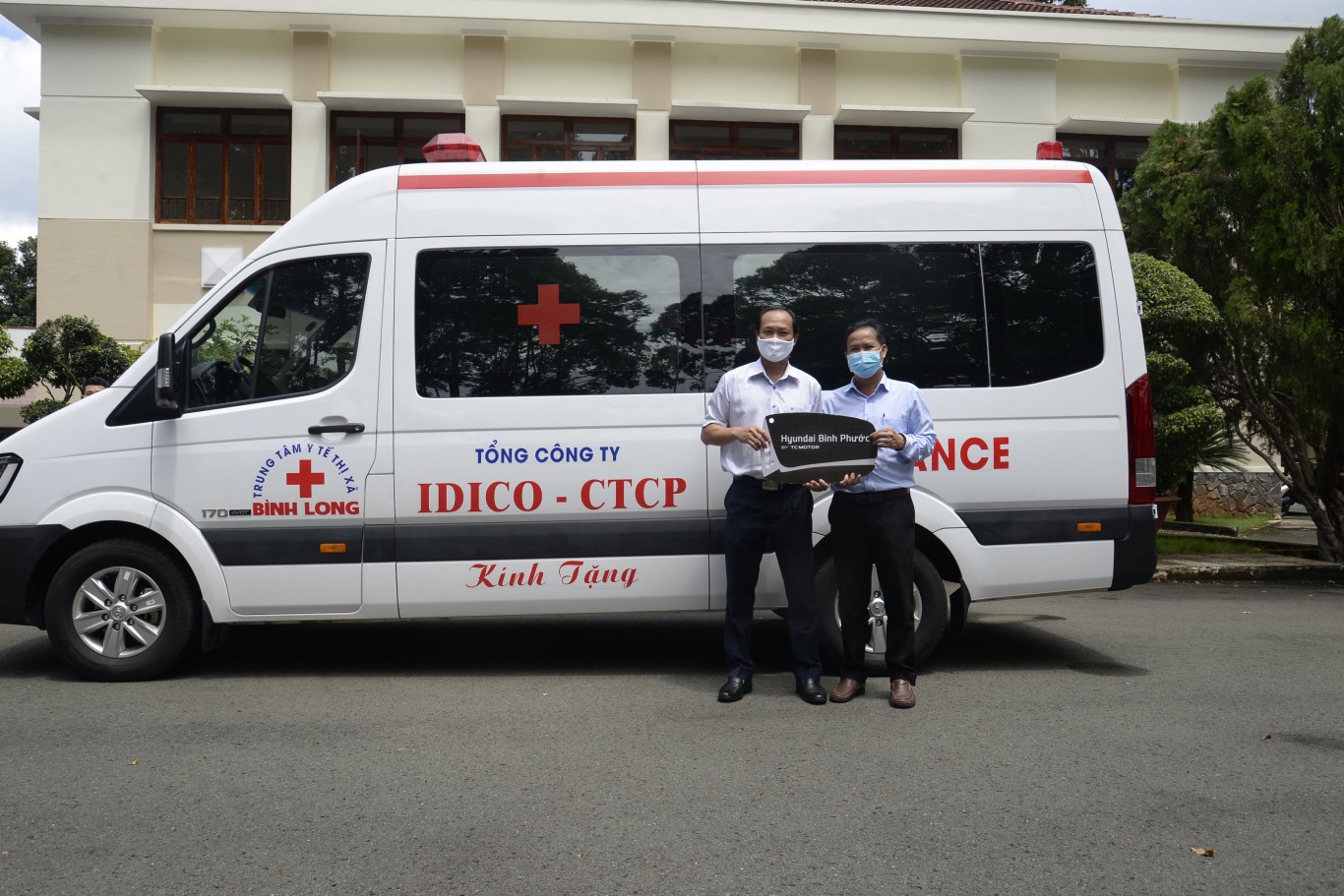 Giám đốc TTYT thị xã Bình Long tiếp nhận xe cứu thương Huyndai Solati trị giá 1,3 tỷ đồng