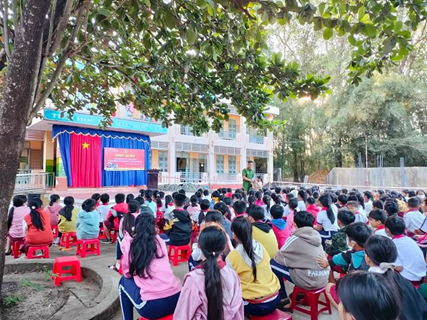 Hơn 300 cán bộ giáo viên học sinh trường Nguyễn Bá Ngọc được tuyên truyền phòng chống pháo nổ