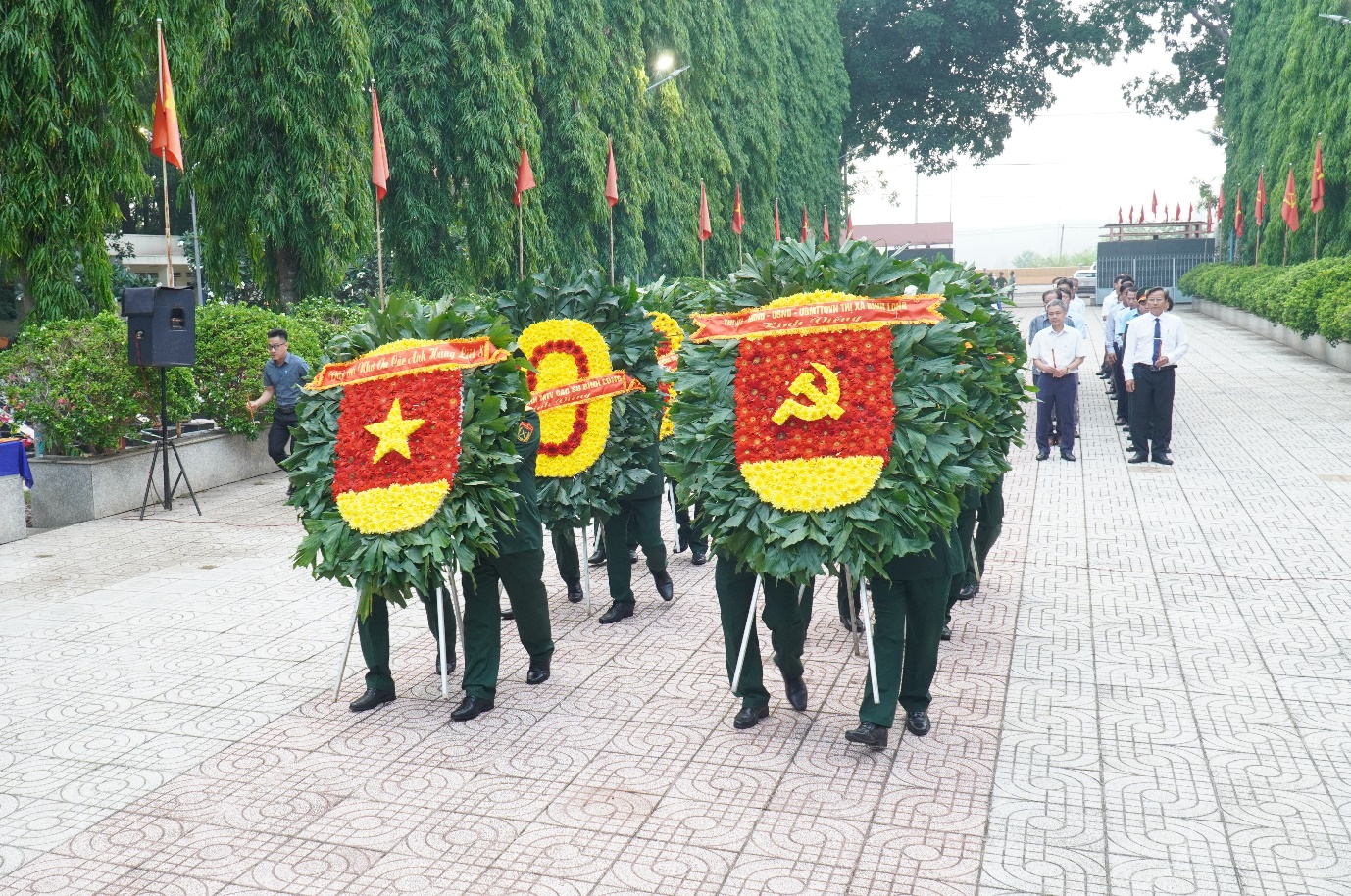 Bình Long viếng nghĩa trang liệt sĩ nhân dịp kỷ niệm 50 năm ngày giải phóng Miền nam