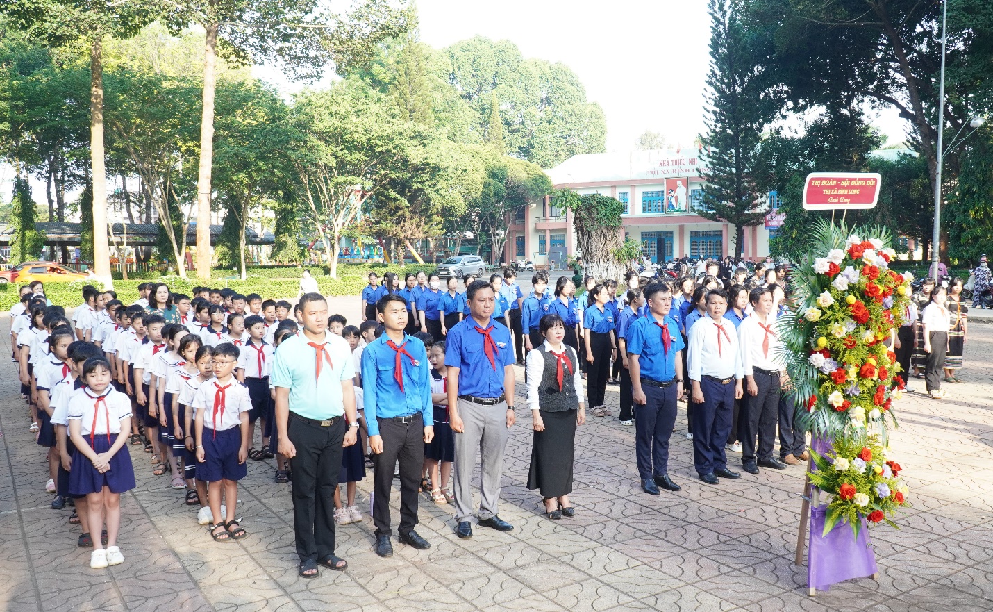 Thiếu nhi Bình Long viếng tượng đài Kim Đồng nhân dịp kỷ niệm 84 năm ngày thành lập Đội TNTP Hồ Chí Minh